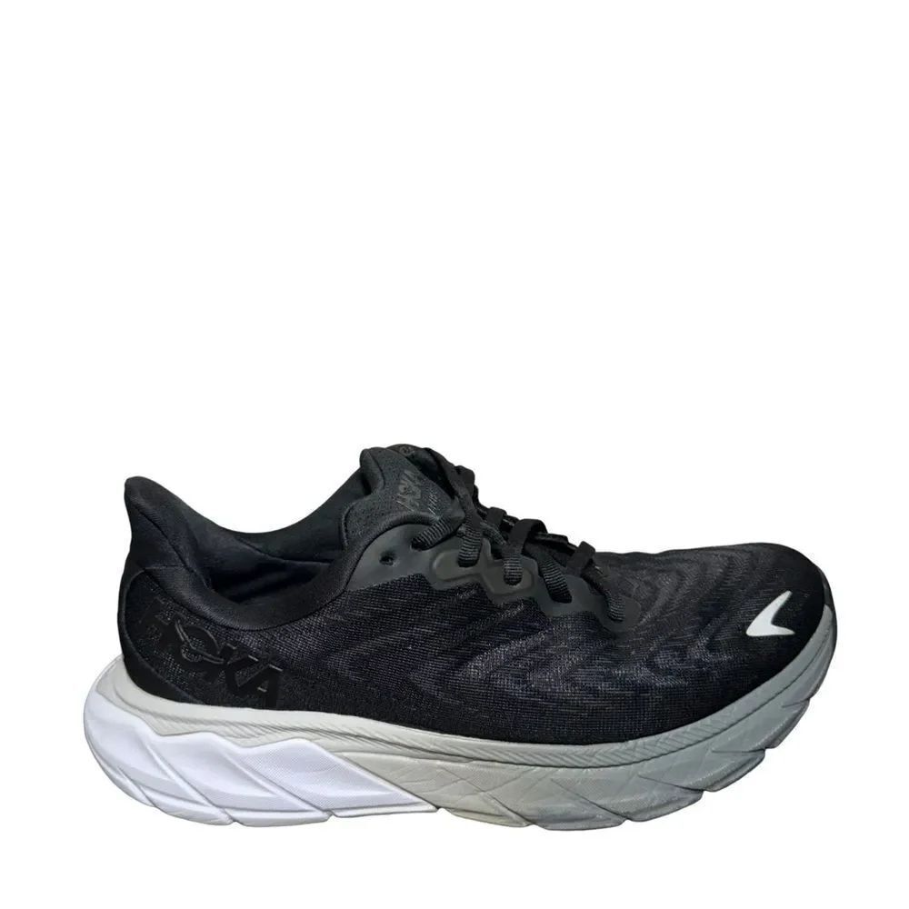 Hoka women’s Arahi 6 One One Black and White Sneakers size 9B